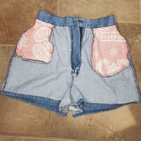 Vintage Best American Clothing co. Junior's High waisted denim shorts. - Picture 4 of 7